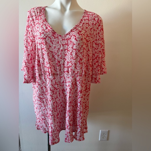 Cynthia Rowley Tops - Floral V-Neck top in Red and White